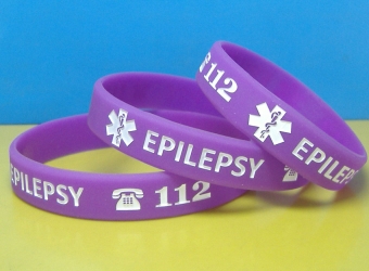 Obr. 2: Fialové náramky pro lidi s epilepsií (http://www.epistop.cz/index.php/clanky/pro-pacienty/186-epi-naramek).
